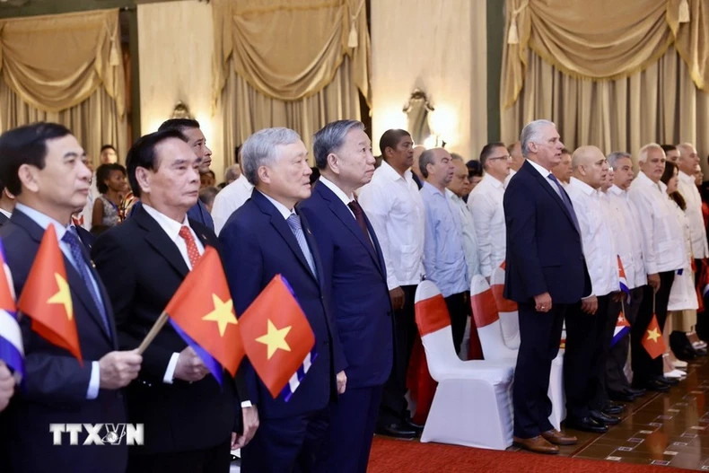 越共中央总书记、国家主席苏林同古共中央第一书记、国家主席米格尔·迪亚斯-卡内尔·贝穆德斯(Miguel Díaz-Canel Bermúdez)和各位代表。(图片来源:越通社) 越共中央总书记、国家主席苏林同古共中央第一书记、国家主席米格尔·迪亚斯-卡内尔·贝穆德斯(Miguel Díaz-Canel Bermúdez)和各位代表。(图片来源:越通社)