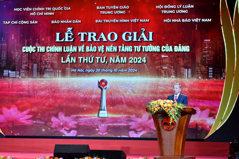 越共中央总书记、国家主席苏林在颁奖仪式上发表讲话。 越共中央总书记、国家主席苏林在颁奖仪式上发表讲话。