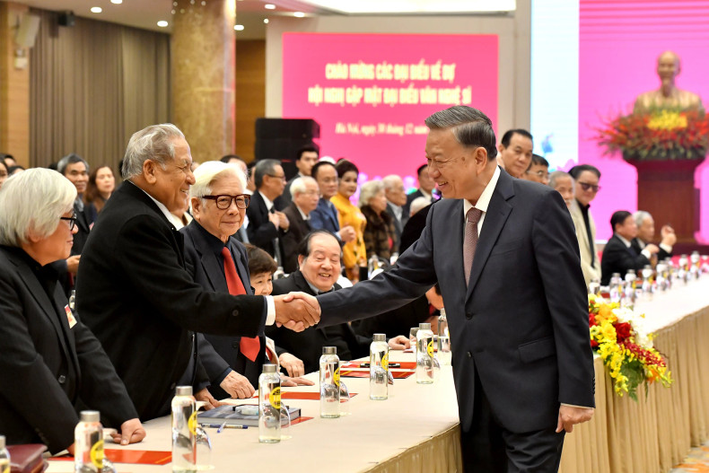 苏林总书记和与会代表。 苏林总书记和与会代表。