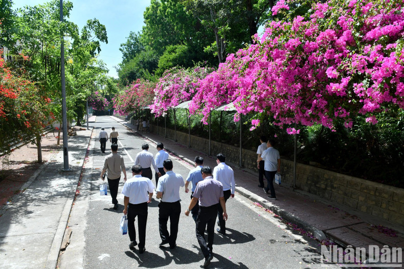 《人民报》社代表团造访芽庄大学。