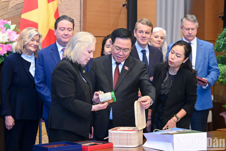 越南国会主席王廷惠向美国参议员克尔斯滕·吉利布兰德一行赠送纪念品。 越南国会主席王廷惠向美国参议员克尔斯滕·吉利布兰德一行赠送纪念品。
