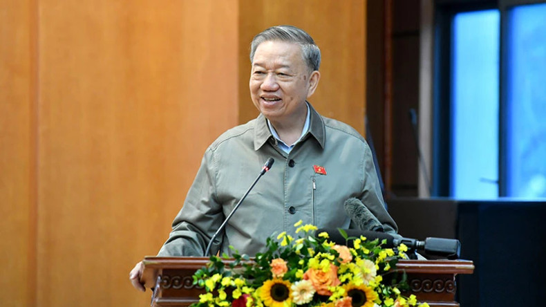 苏林总书记在会见选民时发表讲话。