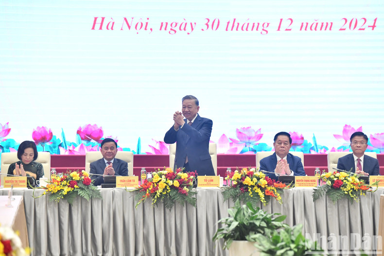 越共中央总书记苏林,党和国家领导在河内与全国文学艺术工作者代表会面。 越共中央总书记苏林,党和国家领导在河内与全国文学艺术工作者代表会面。