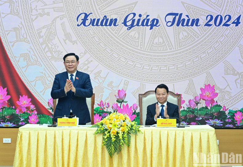 国会主席王廷惠主持与安沛省委常委会的工作会议。 国会主席王廷惠主持与安沛省委常委会的工作会议。