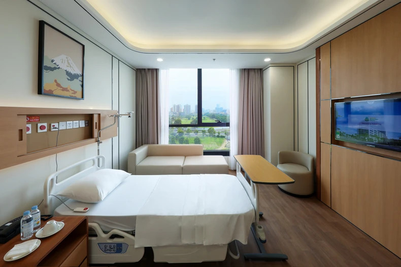 太阳医院共有 135张病床和超过3600个技术服务。 太阳医院共有 135张病床和超过3600个技术服务。