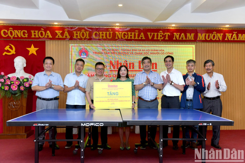 《人民报》向庆和省革命有功者疗养中心赠送国际标准双鱼201乒乓球桌。