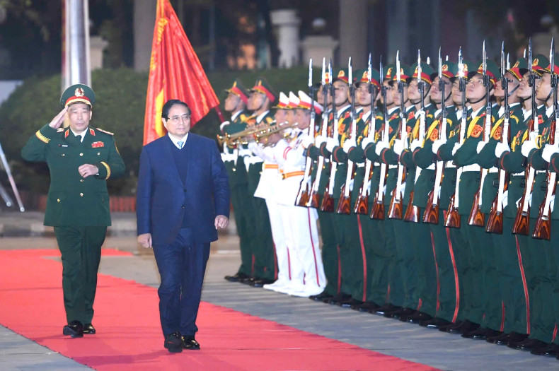 政府总理范明正检阅国防学院的仪仗队。