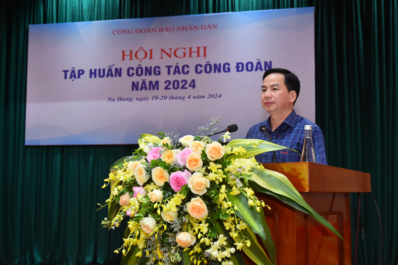 纳杭县人民委员会副主席阮仲端发表讲话。 纳杭县人民委员会副主席阮仲端发表讲话。