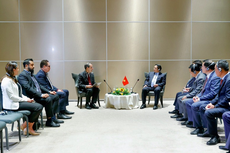 越南政府总理范明正会见巴西航空工业公司全球副总裁约瑟夫·塞拉多尔。（图片来源：VGP）