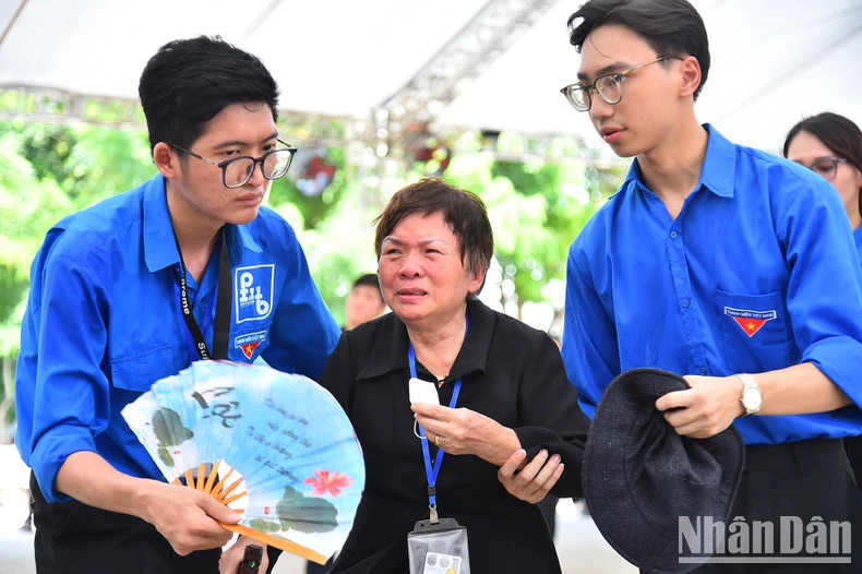 吊唁时许多人都忍不住流下了眼泪。