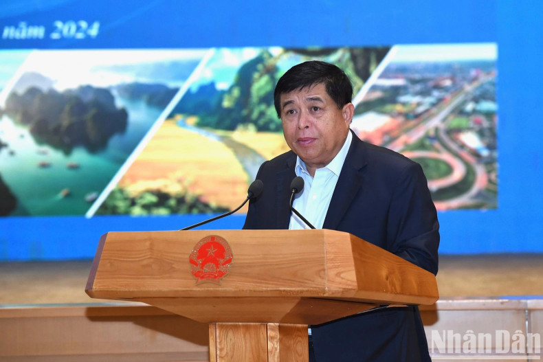 计划与投资部部长阮志勇汇报红河平原地区规划落实结果。 计划与投资部部长阮志勇汇报红河平原地区规划落实结果。