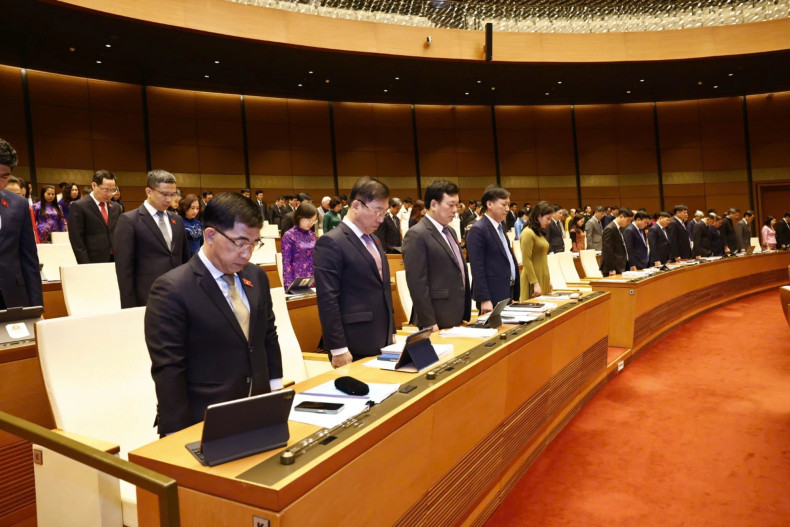 国会代表为近期因自然灾害而牺牲的战士和死亡同胞默哀一分钟。（图片来源：越通社）