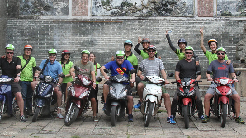 骑摩托车探索胡志明市。 骑摩托车探索胡志明市。