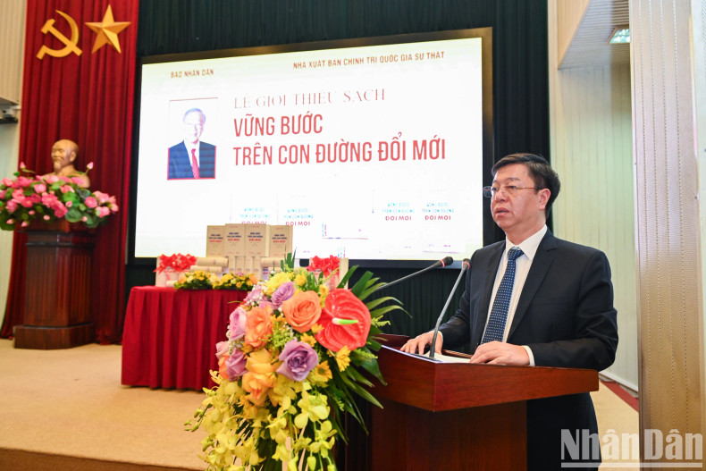 真理国家政治出版社社长兼总编辑武仲林副教授在仪式上发表讲话。 真理国家政治出版社社长兼总编辑武仲林副教授在仪式上发表讲话。