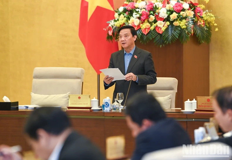 国会副主席阮克定指引会议。