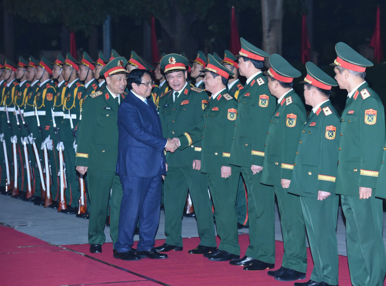 政府总理范明正和国防学院的将军、军官、领导。