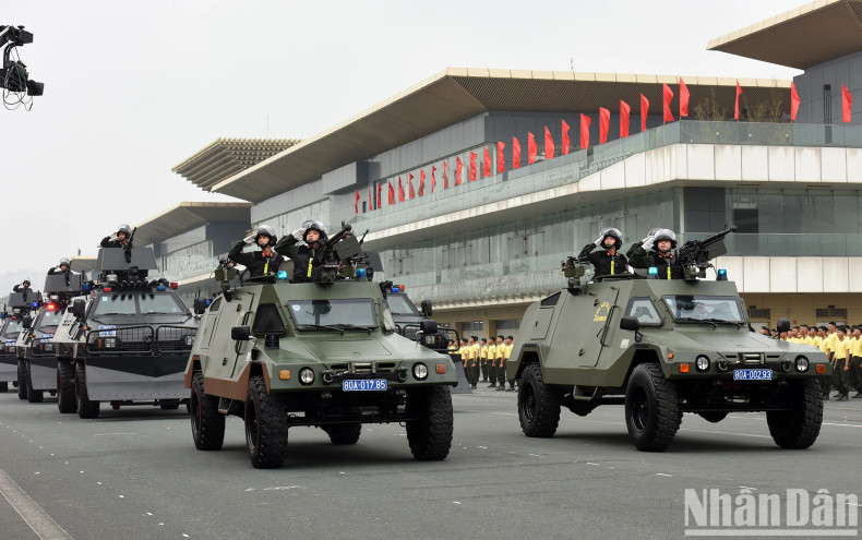 机动警察力量特种装甲战车参加阅兵。