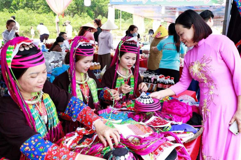埔痕（Pò Hèn）集市在海山乡举行，日益吸引更多游客来参观体验。