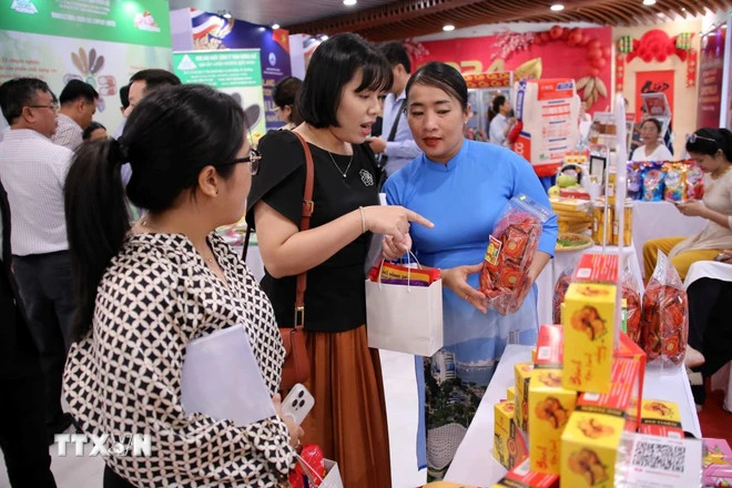 泰国驻胡志明市总领事馆和岘港市人民委员会在APEC公园联合举行越南与泰国典型产品展示空间开幕式。