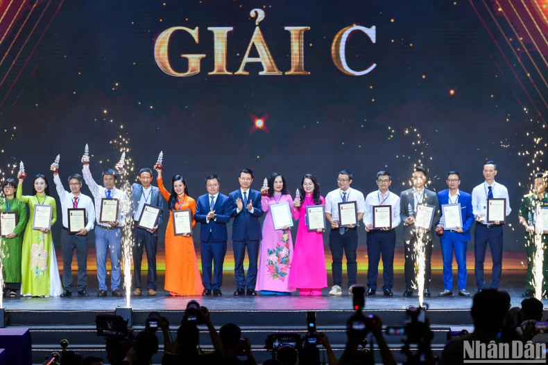 越共中央委员、越南《人民报》社总编辑、中央宣教部副部长、越南新闻工作者协会主席黎国明和越共中央委员、通信传媒部部长阮孟雄颁发三等奖。 越共中央委员、越南《人民报》社总编辑、中央宣教部副部长、越南新闻工作者协会主席黎国明和越共中央委员、通信传媒部部长阮孟雄颁发三等奖。