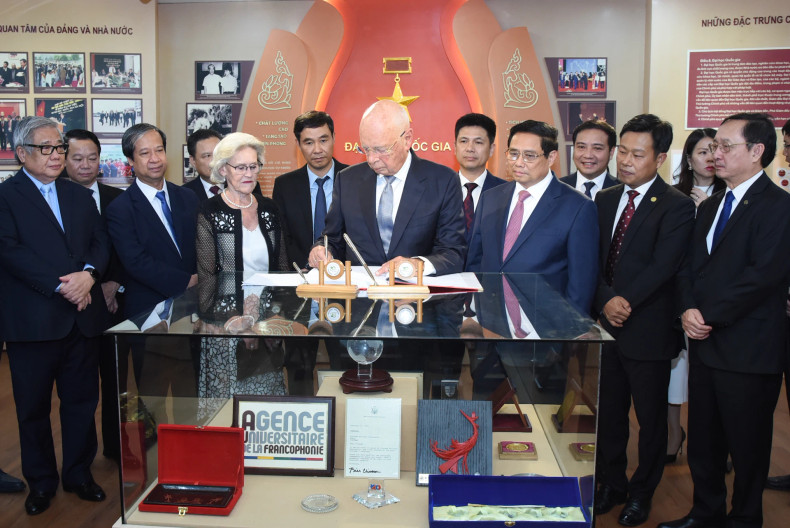 世界经济论坛主席克劳斯·施瓦布教授在河内国家大学的纪念簿上留言。 世界经济论坛主席克劳斯·施瓦布教授在河内国家大学的纪念簿上留言。