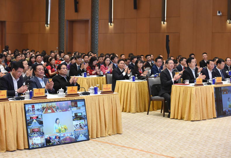 政府总理范明正和出席2024年政府总理与农民对话会议的各位代表。