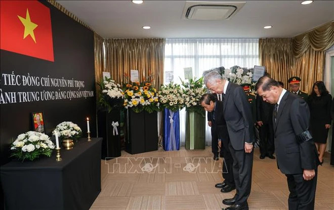 新加坡人民行动党秘书长、国务资政、前总理李显龙已到越南驻新加坡大使馆吊唁阮富仲总书记。（图片来源：越通社）