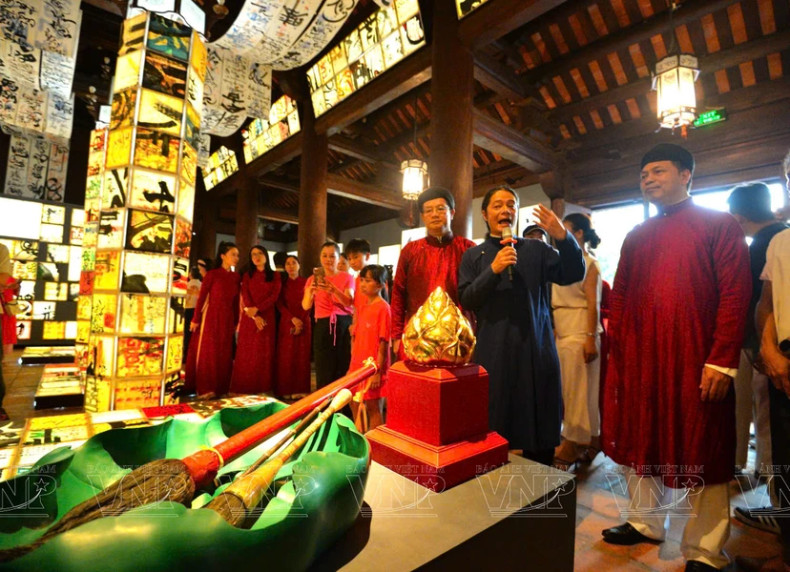 书法家向参观者介绍自己作品。