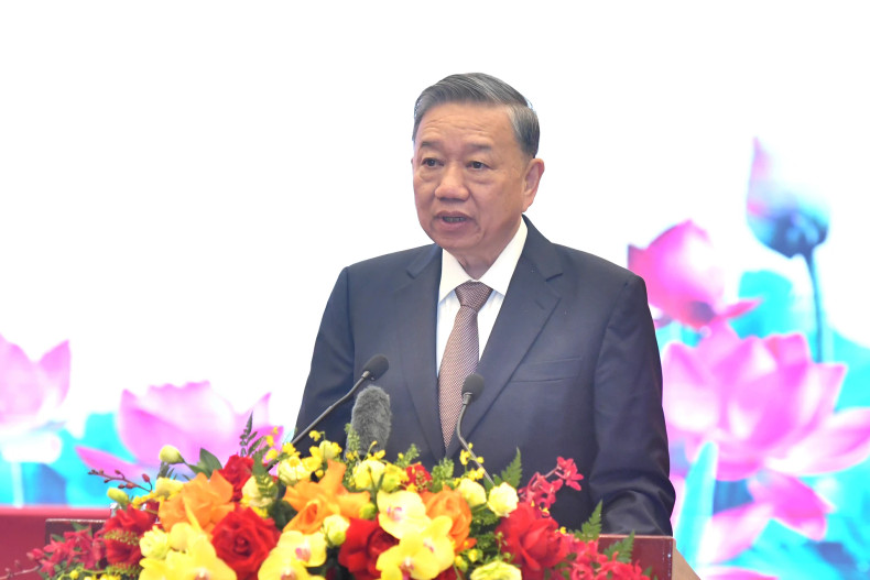 苏林总书记在见面会上发表讲话。 苏林总书记在见面会上发表讲话。