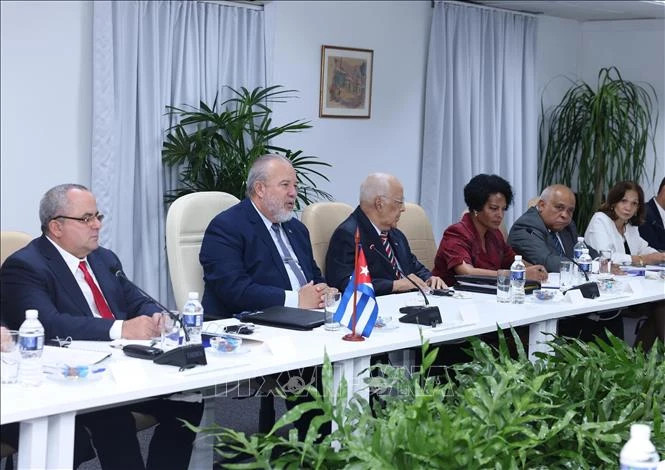 古巴总理曼努埃尔·克鲁斯在会见时发表讲话。（图片来源：越通社）