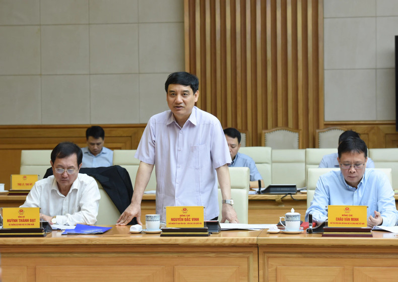 国会文化教育委员会主任阮得荣在会上发表讲话。 国会文化教育委员会主任阮得荣在会上发表讲话。