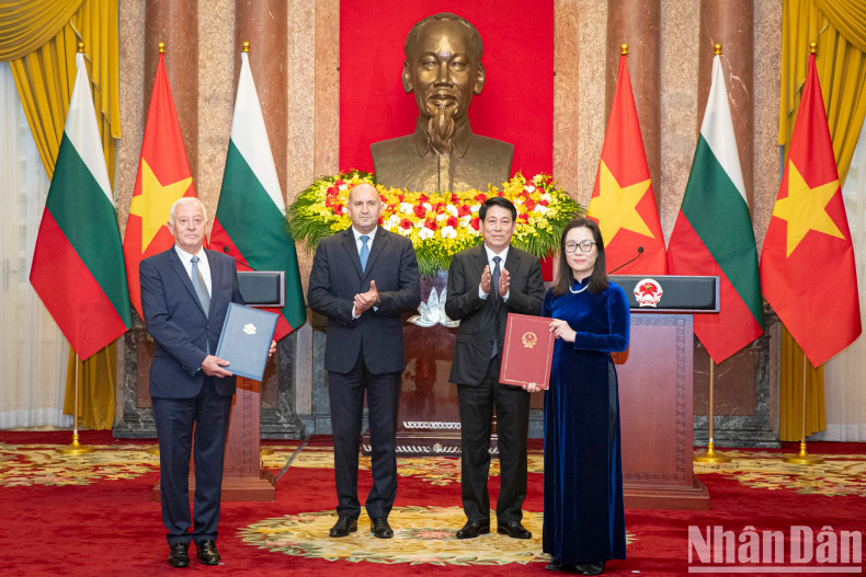 越南国家主席梁强和保加利亚总统鲁门·拉德夫见证越南工商联合会与保加利亚工商会合作谅解备忘录交换仪式。