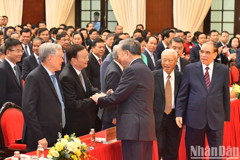 越共中央总书记、国家主席苏林和与会代表。 越共中央总书记、国家主席苏林和与会代表。