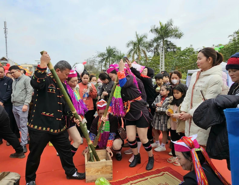 广宁省波制县金花茶节上的糍粑比赛。