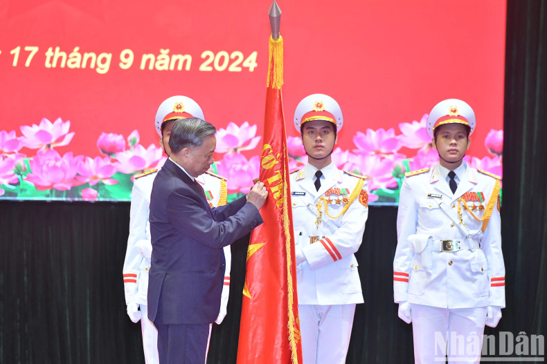 越共中央总书记、国家主席苏林向胡志明国家政治学院授予一级劳动勋章。 越共中央总书记、国家主席苏林向胡志明国家政治学院授予一级劳动勋章。