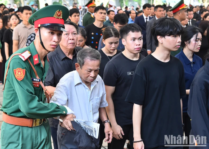 治丧组委会安排了许多人员为老年人提供帮助。