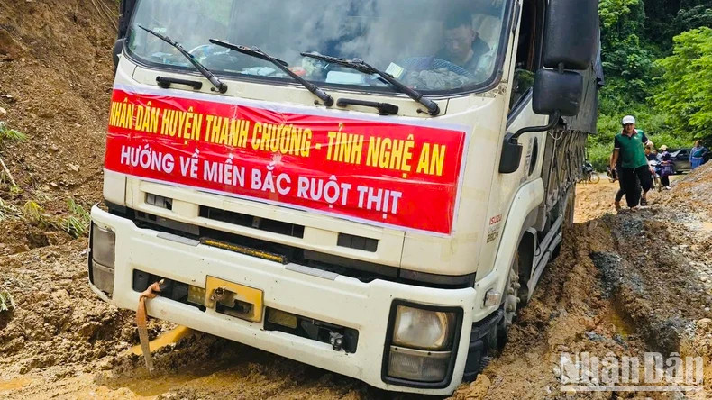 为安沛省文安县灾区同胞运送援助必需品的货车。