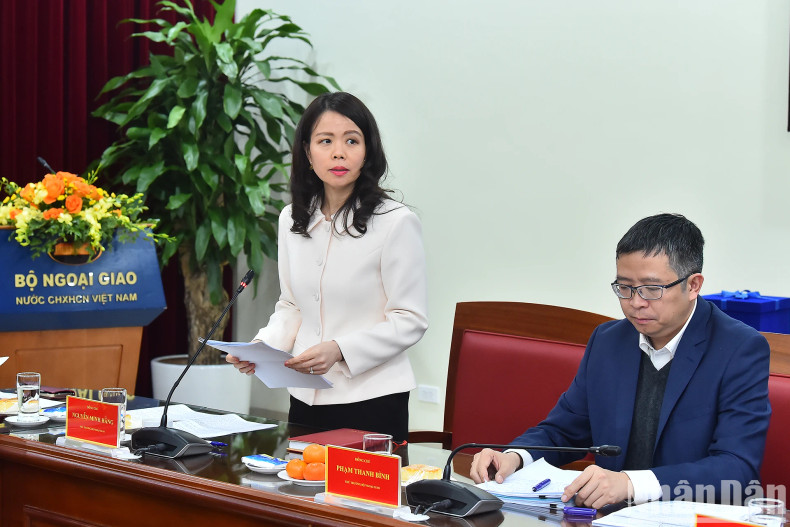外交部副部长阮明姮在会上作报告。 外交部副部长阮明姮在会上作报告。