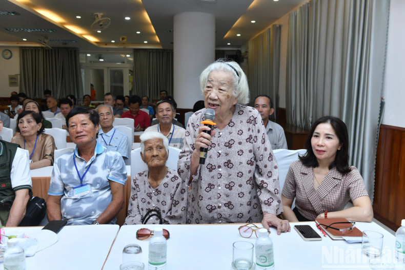 庆和省革命有功者疗养中心革命有功者陈氏昌女士发表讲话，对《人民报》社予以的关心表示感谢。