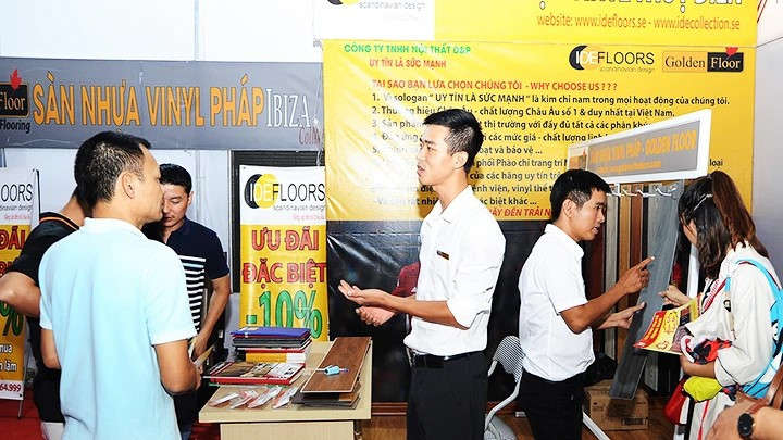 外资企业给客户推荐其产品。（双英 摄）