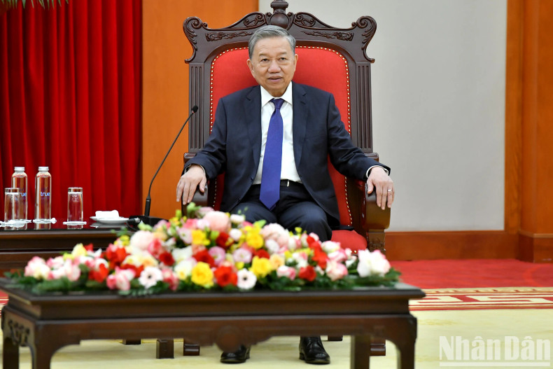 苏林总书记在会上发表讲话。