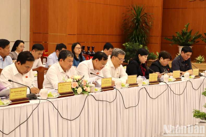 国会各机关、委员会领导一同与会。