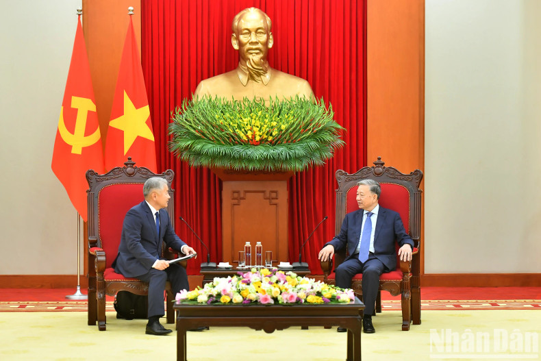 越共中央总书记苏林会见蒙古国食品、农业和轻工业部长、越南与蒙古国政府间联合委员会蒙方主席扎丹巴·恩赫巴亚尔。