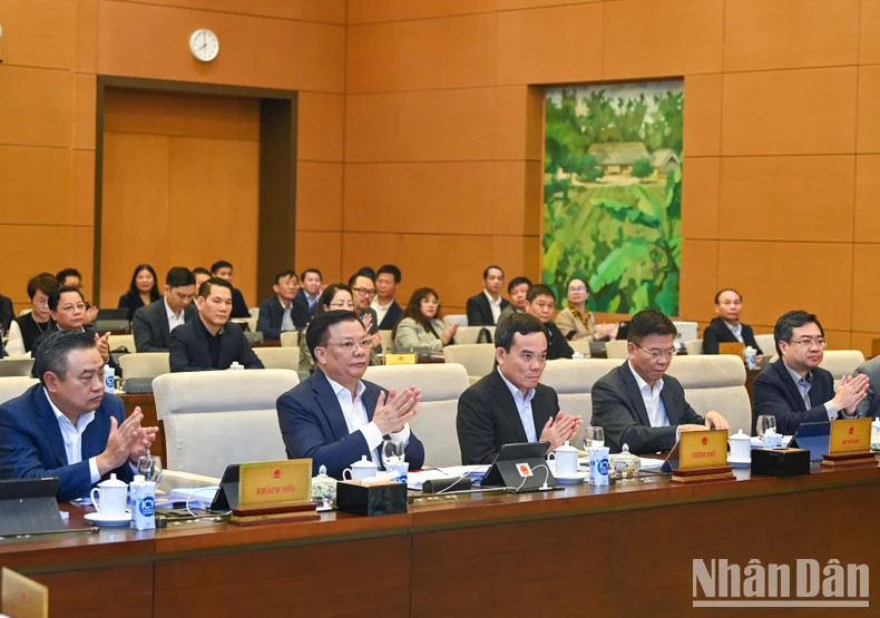 河内市委书记丁进勇，政府副总理陈流光和各位代表与会。