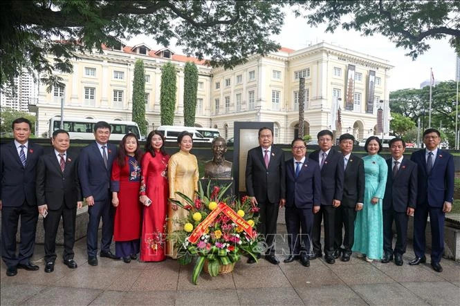 越南国会主席陈青敏在新加坡胡志明主席纪念碑前献花。