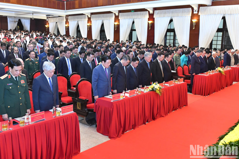 越共中央总书记、国家主席苏林与党和国家领导、前领导为第三号台风遇难者默哀一分钟。 越共中央总书记、国家主席苏林与党和国家领导、前领导为第三号台风遇难者默哀一分钟。