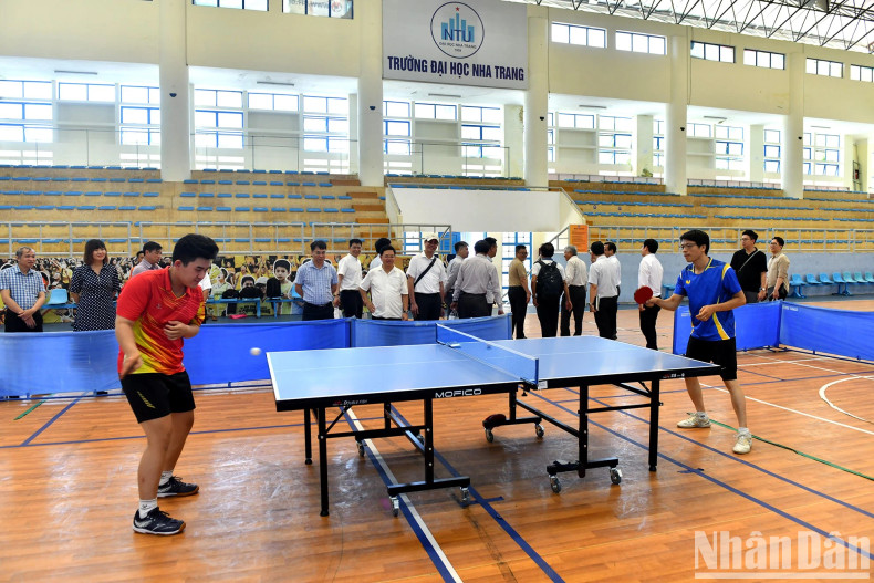 《人民报》向芽庄大学赠送一套国际标准双鱼201乒乓球桌。