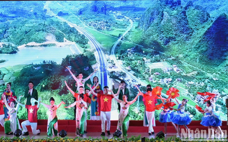 谅山省2024年投资促进和规划公布会议上的文艺表演节目。