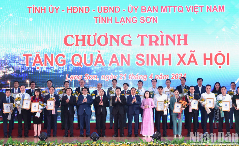 政府总理范明正和谅山省领导与谅山省解决临时性房屋和破旧房子计划赞助商合影。