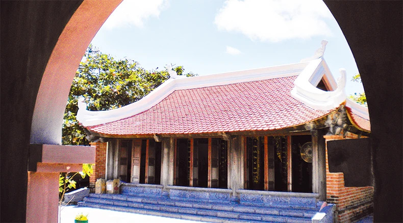 长沙岛上的寺庙若隐若现。